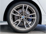BMWの純正アロイホイールは軽量かつ強度にも優れているホイールで走行性能を引き上げる設計になっております。足元にもBMWは妥協がなくこだわっている個所になります。