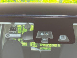 【エマージェンシーブレーキ】走行中に前方の車両等を認識し、衝突しそうな時は警報とブレーキで衝突回避と被害軽減をアシスト。より安全にドライブをお楽しみいただけます。