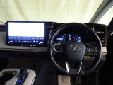 手に馴染むハンドルの質感や直感的に操作できるボタン配置が運転をスムーズにサポート。大きなディスプレイによる視認性に加え、デザイン、機能性が融合したハンドル周りは、快適なドライビング体験を提供します。
