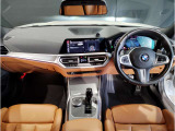 BMWの運転席はドライバーオリエンテッドという構造を採用。ドライバー目線の操作がしやすい設計になっており、ドライブ中にも目線の移動が少なく運転中にも簡単に操作ができます。