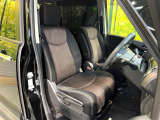 運転席まわりには十分なスペースがあり、大柄な方でもゆったり運転していただける環境です。