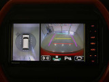 パノラミックビューモニター付きです。車両を上から見たような映像をディスプレイオーディオ画面に表示。運転席からの目視だけでは見にくい、車両周辺の状況をリアルタイムでしっかり確認できます。