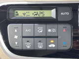 【オートエアコン】一度お好みの温度に設定すれば、車内の温度を検知し風量や温度を自動で調整。暑い&hellip;寒い&hellip;と何度もスイッチ操作をする必要はありません。快適な車内空間には必須の機能ですね♪