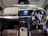 BMWの運転席はドライバーオリエンテッドという構造を採用。ドライバー目線の操作がしやすい設計になっており、ドライブ中にも目線の移動が少なく運転中にも簡単に操作ができます。