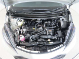 車にとって、とても大切な部分のエンジンルーム。綺麗に清掃済みで安心です。