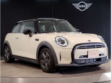 MINIのフロントグリルのデザインはイギリスで生まれた当初から、シルバーのサイドバーが折り重なった伝統的なデザインで御座います。その伝統はBMWのお車になってからでも少しずつ形を変えて守られております