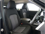 【清潔感のある運転席&助手席】隅々までクリーニングの行き届いた運転席&助手席。目立ったシミや汚れ等もございません。快適なドライブをどうぞ。