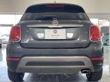クロスプラス(4WD)ならではの、どっしりと安定感のある構え。ファッショングレーの塊感が際立つアングルです。