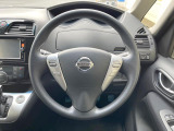 インテリアに合わせたデザインのステアリングは、運転される方のことも考え、運転しやすい形状、大きさです。是非一度、実際に触ってお確かめください。