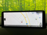 【10.25インチマツダコネクト】車内の雰囲気にマッチした大型ディスプレイ。スマホ接続でのナビ使用やBluetooth再生等、様々な機能が楽しめます。直感的なダイヤル操作が可能で、使い勝手も良好です。