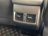 【 後席エアコン 】後席にもエアコンがついておりますので、車内全体を快適な温度に調節いただけます♪