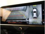 パノラミックビューモニター付きです。車両を上から見たような映像をディスプレイオーディオ画面に表示。運転席からの目視だけでは見にくい、車両周辺の状況をリアルタイムでしっかり確認できます。
