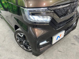 【LEDヘッドライト】悪天候や夜間走行時も良好な視界を確保し安心して運転できる高輝度LEDヘッドライトを装備!点灯速度が早く、消費電力も抑えられています。