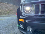 ヘッドライトの周囲を囲む丸型のイカリング(DRL)です。LEDの球切れや光量不足はなく、日中の自車視認性を正確に高める状態です。