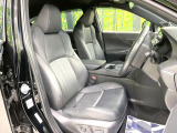運転席まわりには十分なスペースがあり、大柄な方でもゆったり運転していただける環境です。