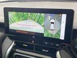 【パノラミックビューモニター】専用のカメラにより、上から見下ろしたような視点で360度クルマの周囲を確認することができます☆死角部分も確認しやすく、狭い場所での切り返しや駐車もスムーズに行えます。