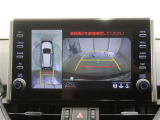 パノラミックビューモニター付きです。車両を上から見たような映像をディスプレイオーディオ画面に表示。運転席からの目視だけでは見にくい、車両周辺の状況をリアルタイムでしっかり確認できます。
