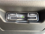 【ETC】有料道路を利用する際に料金所で停止することなく通過できる、ETC車載器(ノンストップ自動料金収受システム機器)が装備されています。セットアップを行うことで利用可能になります。