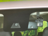 【エマージェンシーブレーキ】走行中に前方の車両等を認識し、衝突しそうな時は警報とブレーキで衝突回避と被害軽減をアシスト。より安全にドライブをお楽しみいただけます。