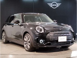 MINIのフロントグリルのデザインはイギリスで生まれた当初から、シルバーのサイドバーが折り重なった伝統的なデザインで御座います。その伝統はBMWのお車になってからでも少しずつ形を変えて守られております