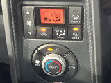 【オートエアコン】一度お好みの温度に設定すれば、車内の温度を検知し風量や温度を自動で調整。暑い&hellip;寒い&hellip;と何度もスイッチ操作をする必要はありません。快適な車内空間には必須の機能ですね♪