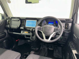 運転席まわりです。 各操作スイッチは使いやすい位置に配置されてます。