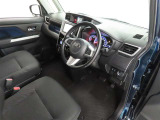 シンプルで使いやすいデザインの運転席です。