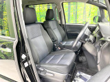 運転席まわりには十分なスペースがあり、大柄な方でもゆったり運転していただける環境です。