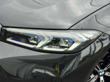 LEDヘッドライト。先進のLEDテクノロジーを採用。照射される白色光の周波特性は太陽に近く、バイキセノンヘッドライトを上回るコントラストでさらに明るく輝きます。悪天候の日でも優れた視認性を発揮します。