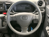 インテリアに合わせたデザインのステアリングは、運転される方のことも考え、運転しやすい形状、大きさです。是非一度、実際に触ってお確かめください。