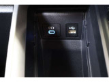 データ通信/給電用と、給電用(Type-C)のUSBポートが装備されています。車内にあると便利なアイテムですね! 充電中のスマホなどの置き場に便利なポケットは使わないときはフタをしておけます。