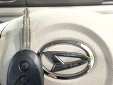 【キーレス】少し離れた場所からでもボタン一つでドアの開錠・施錠ができるのでとっても便利!ドアの鍵穴周りに傷をつけることもありません♪