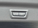 電動リアゲート装備。バンパー下でのキックオープン&クローズ機能も装備です。