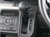 【シフトレバー】シフトもとても操作しやすいデザインになっております。運転する人の事を第一に考えた操作性の高い仕様です。