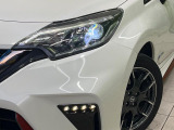 【LEDヘッドライト】悪天候や夜間走行時も良好な視界を確保し安心して運転できる高輝度LEDヘッドライトを装備!点灯速度が早く、消費電力も抑えられています。