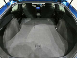3列目シートは跳ね上げ式で折りたたみ可能です。キャンプ用品など大きな荷物もばっちり収納可能です!