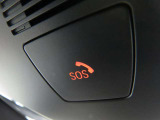 SOSコール/エアバックが展開するような深刻な事故において、自動でSOSコールを発信します。車内で急病人が出るような緊急時は、手動で発信可能です。