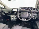 運転席まわりです。 各操作スイッチは使いやすい位置に配置されてます。