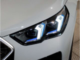 【LEDヘッドライト】先進のLEDテクノロジーを採用。放射される白色光の周波特性は太陽光に近く、バイキセノン・ヘッドライトを上回るコントラストで更に明るく輝きます!