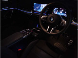 【アンビエントライト】アンビエントライトが加わる事で、車内空間に大きな違いが生まれます。特に夜間ドライブでは上質でラグジュアリーな車内を演出。ドライバー好みのイルミネーションをお楽しみ頂けます!