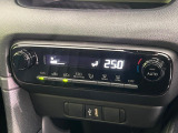 【オートエアコン】一度お好みの温度に設定すれば、車内の温度を検知し風量や温度を自動で調整。暑い&hellip;寒い&hellip;と何度もスイッチ操作をする必要はありません。快適な車内空間には必須の機能ですね♪