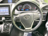 【純正革巻きステアリング】上質な革を使用することで、手にしっかり馴染みとても運転しやすいハンドルです♪
