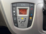 【オートエアコン】一度お好みの温度に設定すれば、車内の温度を検知し風量や温度を自動で調整。暑い&hellip;寒い&hellip;と何度もスイッチ操作をする必要はありません。快適な車内空間には必須の機能ですね♪