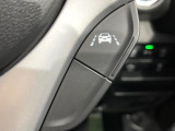 【車線逸脱抑制機能】高速道路走行時、車線からはみ出しそうな時にステアリングを制御し車線内を走行する様にアシスト。より安全な運転をサポートしてくれます!