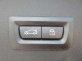 電動リアゲート装備です。バンパー下でのキックスイッチも装備されております。
