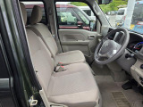 運転席です。温かみのあるアイボリーのシート色。