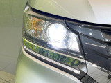 【HIDヘッドライト】非常に明るく前方を照らしてくれるので、悪天候や夜間の走行時も視界良好で安心してお乗りいただけます。