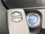 【スマートキー】カバンやポケットに入れたままでもドアの施錠・解錠が可能なスマートキーを装備。エンジンのオン・オフ時もカギを取り出す必要が無いからとっても便利です♪