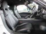 正しい姿勢で運転できるように体幹の腰部をしっかりささえるようデザインされているシートです。素材、シート形状を研究することでフィット感を高めつつ、優れた快適性を実現しています。