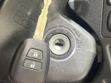 【キーレス】少し離れた場所からでもボタン一つでドアの開錠・施錠ができるのでとっても便利!ドアの鍵穴周りに傷をつけることもありません♪